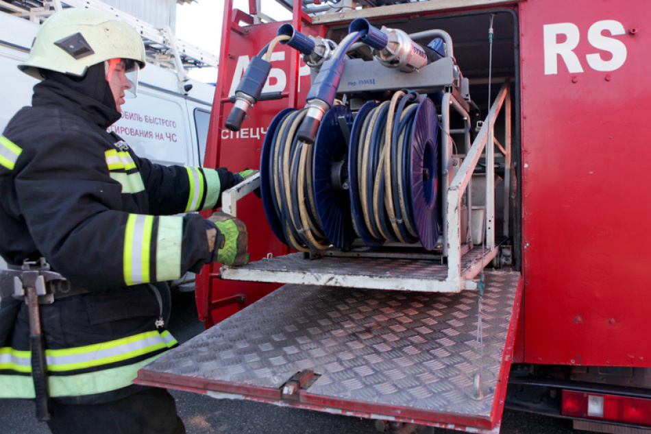 В Красногвардейском районе Петербурга спасатели МЧС оперативно потушили загоревшийся на Индустриальном проспекте грузовой автомобиль